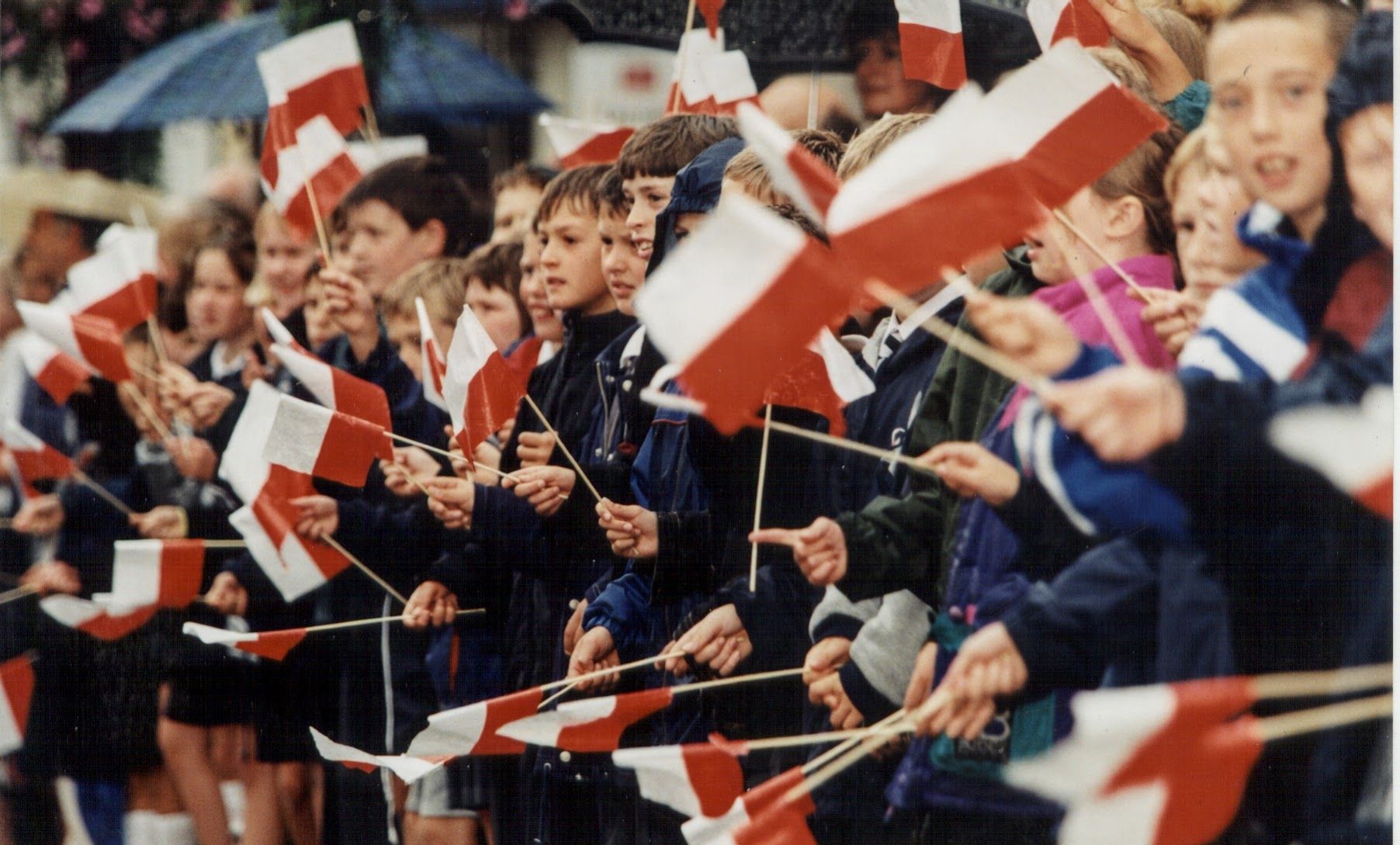 Peebles school children waving Polish Flags.