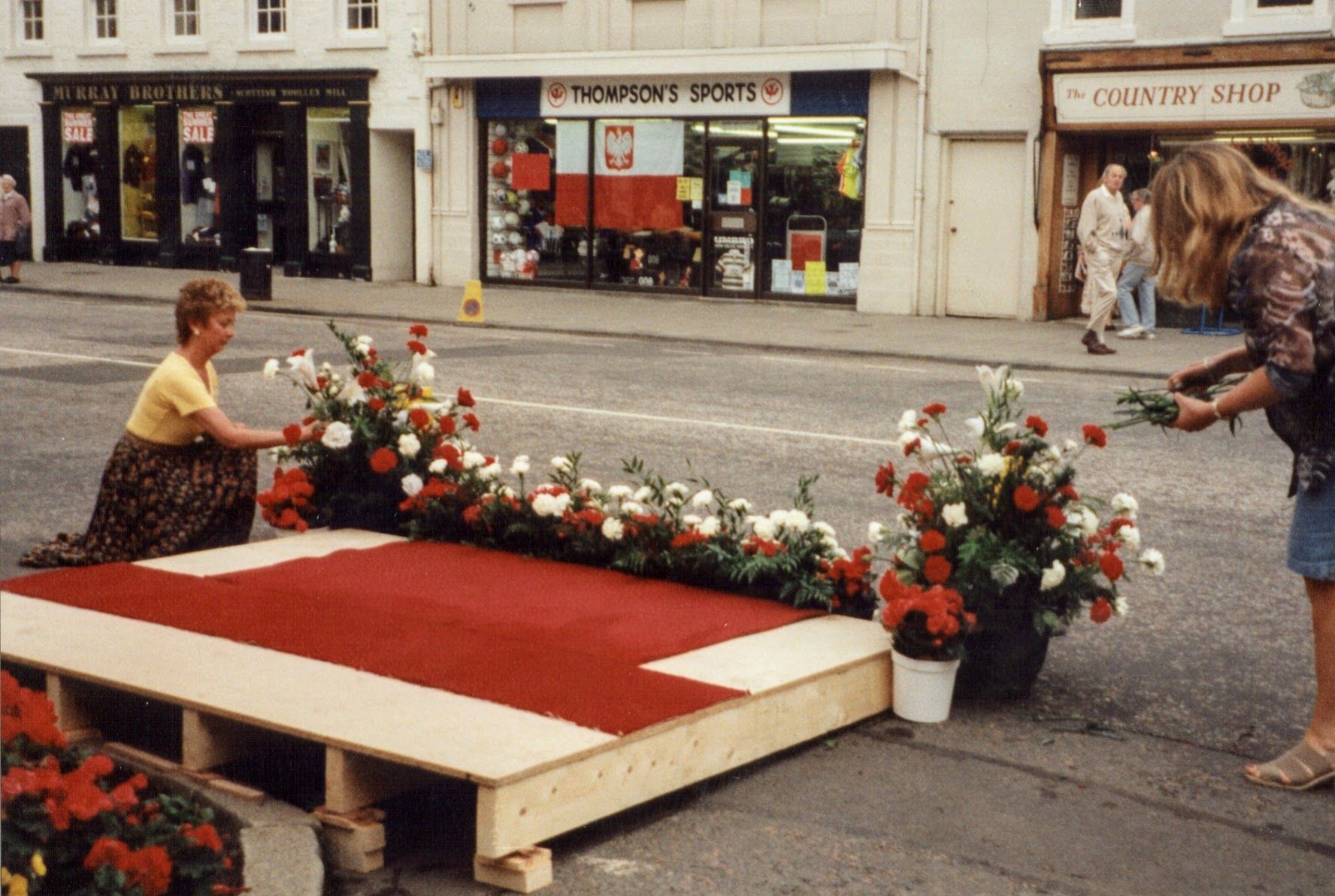 The Salute Dias was prepared and dressed with flowers in Polish colours by the shopkeepers and tradesmen of Peebles.